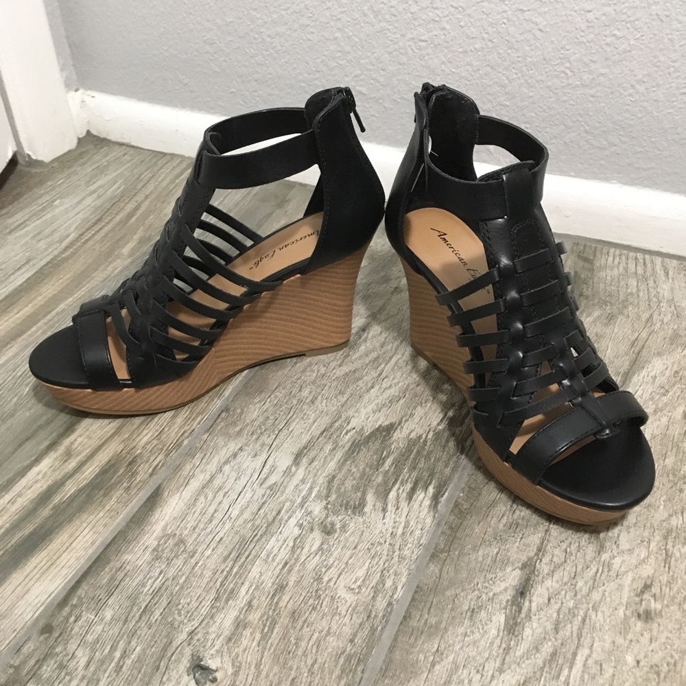 Black wedges